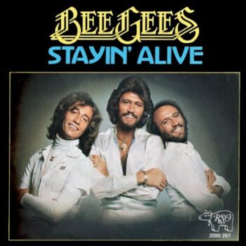 «Stayin’ Alive» – SATURDAY NIGHT FEVER (1977) – Bee Gees: Fagocitados por la criatura